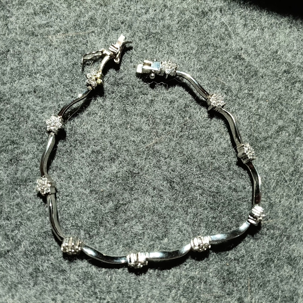 Silver crystal flowers tennis bracelet hefty